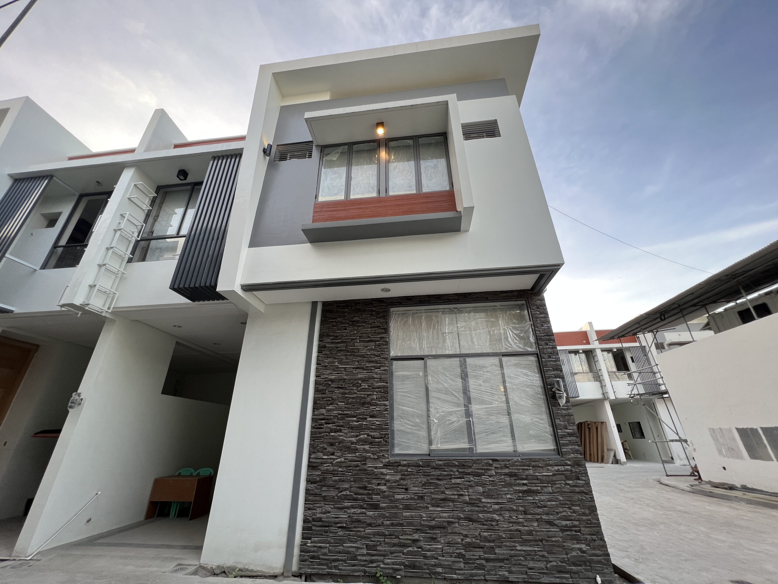 M2304: NEAR SM NORTH | MURANG READY FOR OCCUPANCY TOWNHOUSE IN EDSA MUNOZ